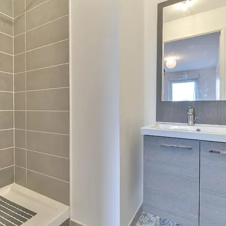 Spacious With Terrace And Parking Creteil