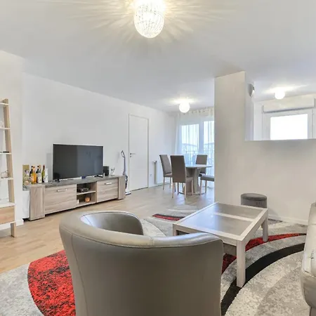 Spacious With Terrace And Parking Apartment *